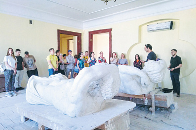 Градозащитники провели субботник в "Доме с атлантами"