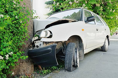 В Нижегородской области водитель легковушки протаранил дерево и пять припаркованных автомобилей 