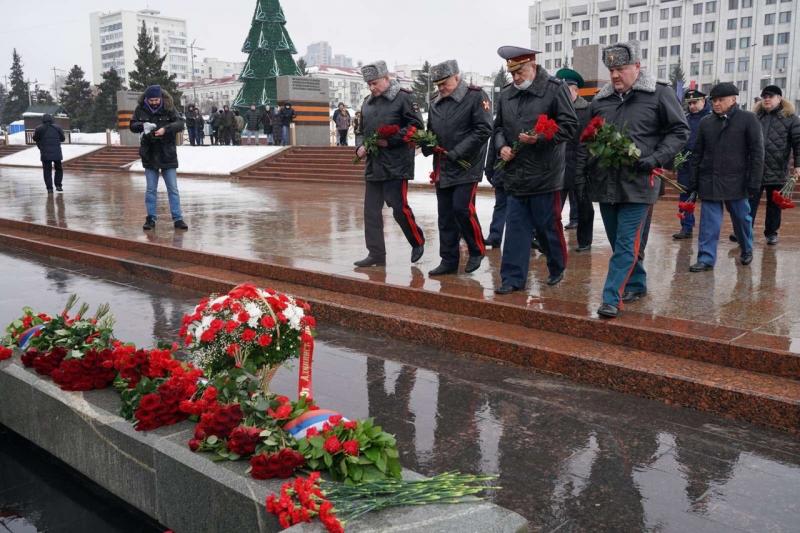 В День защитника Отечества губернатор возложил цветы к Вечному огню