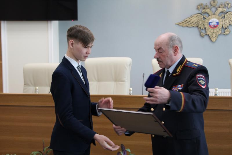 В Самарской области 17-летний парень нашел инкассаторскую сумку и отдал её полицейским