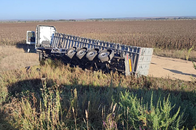 В Самарской области 23 сентября фура с зерном оказалась в кювете