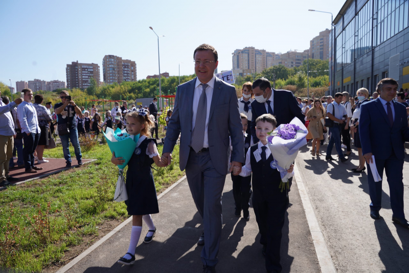 "Новые школы - это совершенно другой уровень": Дмитрий Азаров о строительстве в регионе учебных учреждений