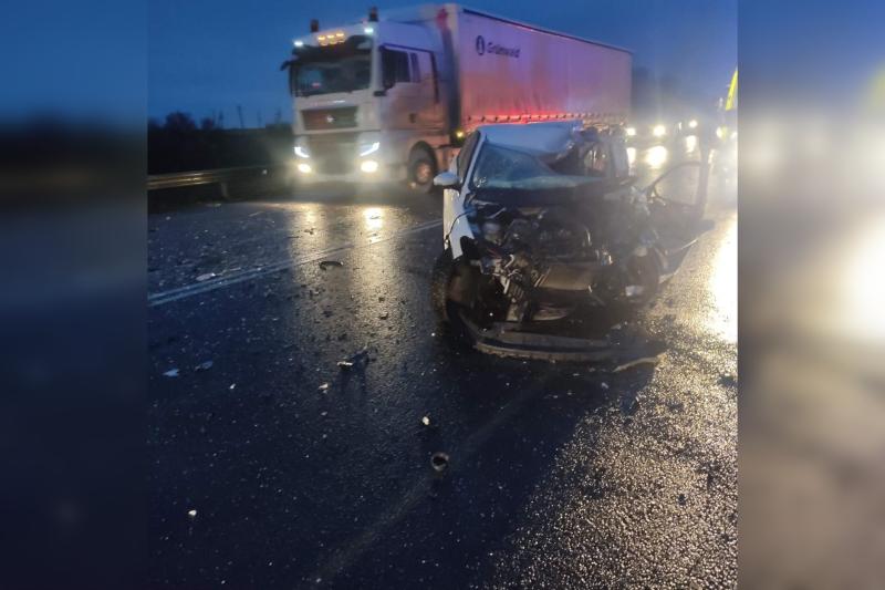 На М5 в Самарской области водитель иномарки выехал на встречку и врезался в грузовик