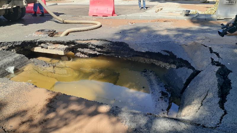 Фото с места событий: на Мичурина устраняют аварию на водоводе