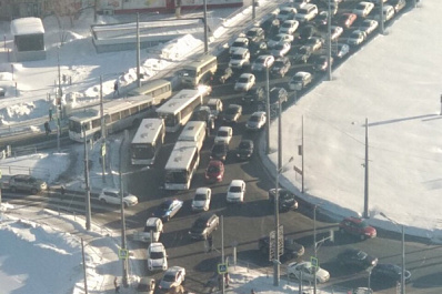 На Московском шоссе в Самаре опрокинулся грузовик с краном, движение парализовано