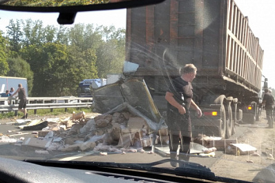 Мясо разлетелось по дороге: в Самарской области произошла крупная авария