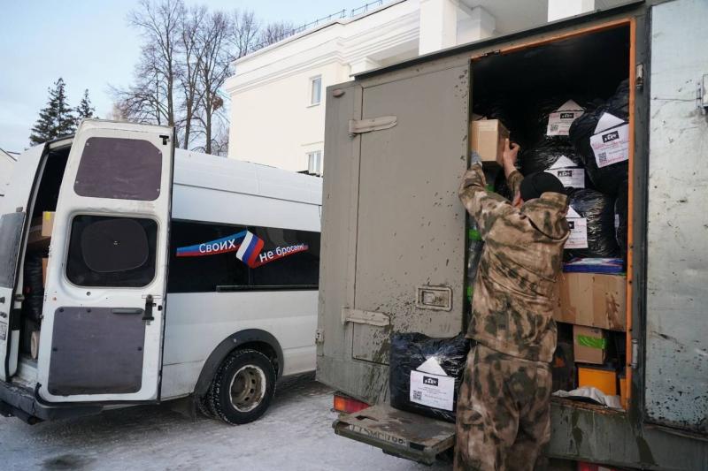 Губернатор Дмитрий Азаров вместе с жителями Жигулевска отправил гуманитарный груз в зону СВО