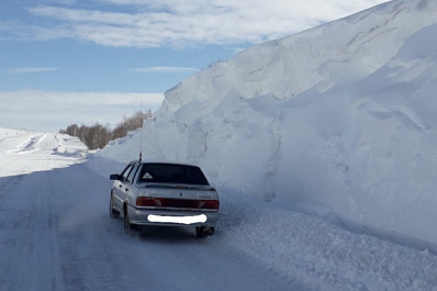 В Самарской области на трассе нашли многометровые сугробы