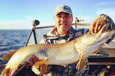 Отправил на котлеты: рыбак из Самарской области в течение 10 минут боролся с огромной щукой 