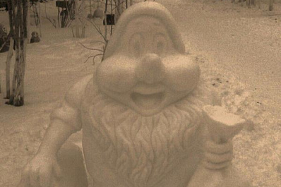 Житель Тольятти прославился необычными снежными скульптурами