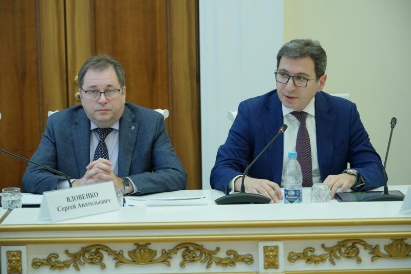 "Главная цель – здоровье наших земляков": губернатор Дмитрий Азаров провел совещание по развитию региональной системы здравоохранения