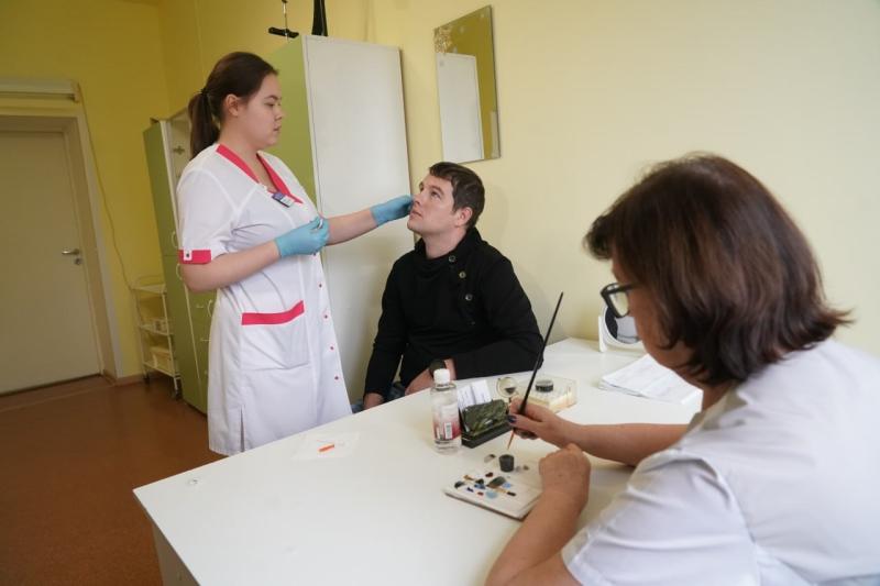 Самарские офтальмологи изготовили и установили протез ветерану СВО