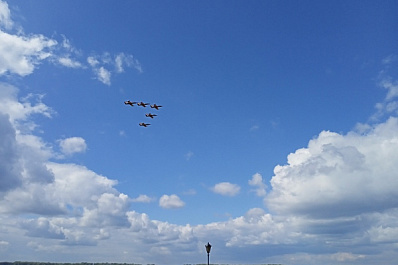 Пилоты группы "Русь" украсили небо над Самарой цветами триколора