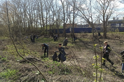 Вынужденные переселенцы из Украины и Донбасса решили помочь с уборкой города в Тольятти