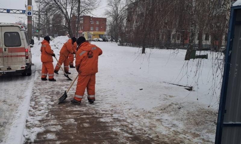 В Тольятти устраняют последствия ночного снегопада