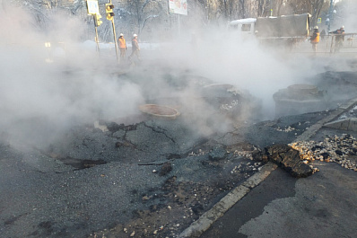 Сотрудники МЧС эвакуируют пассажиров трамвая, подтопленного кипятком в Самаре