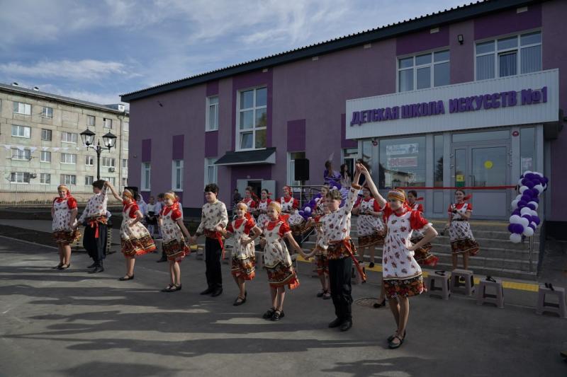Творят в доме побольше: школу искусств в поселке Черновский открыли в обновленном здании