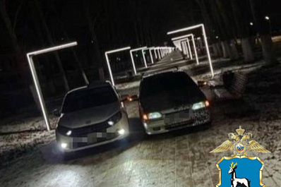 В Самарской области водители решили устроить ночной заезд по тротуарам