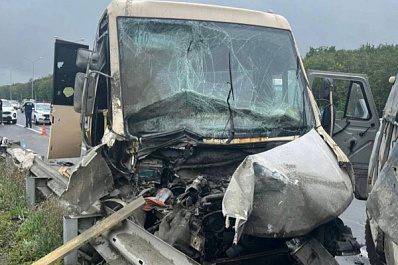 В Самарской области водитель маршрутки потерял сознание и влетел в грузовик