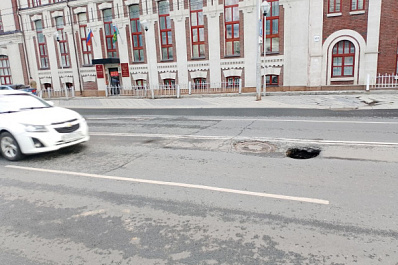Аварийная ситуация: 23 июня в историческом центре провалился асфальт