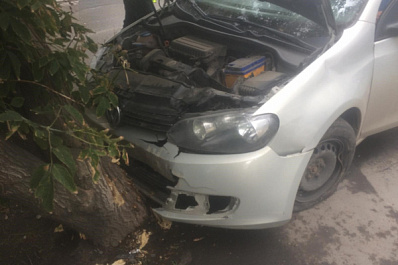 В Самаре "немец" протаранил дерево