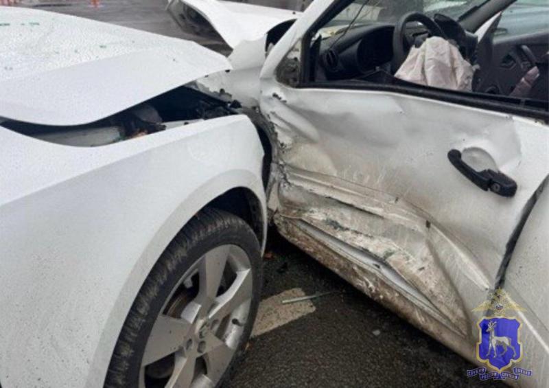 В Самаре в ДТП с двумя "Шкодами" и "Ладой" пострадали мужчина и женщина