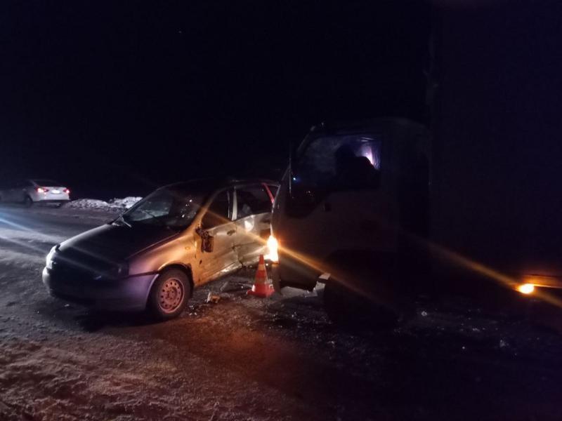 В Самарской области 25 февраля на трассе столкнулись "Калина" и грузовик Isuzu, пострадал мужчина