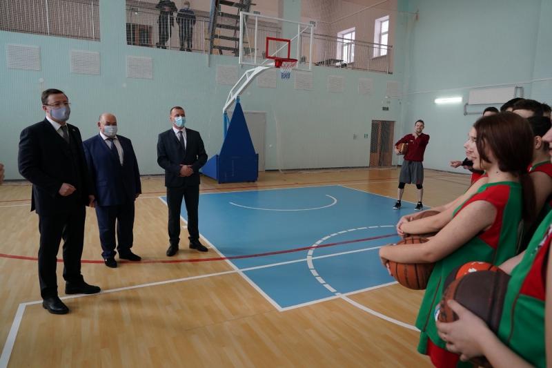 Губернатор Дмитрий Азаров осмотрел ФОК "Виктория" в Хворостянке