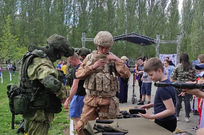 В парке Гагарина самарцам показали военное оружие и экипировку