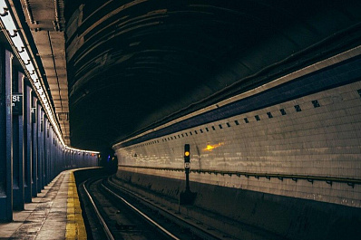 В разгар движения поездов в самарском метро мужчина спрыгнул на рельсы и помчался по тоннелю