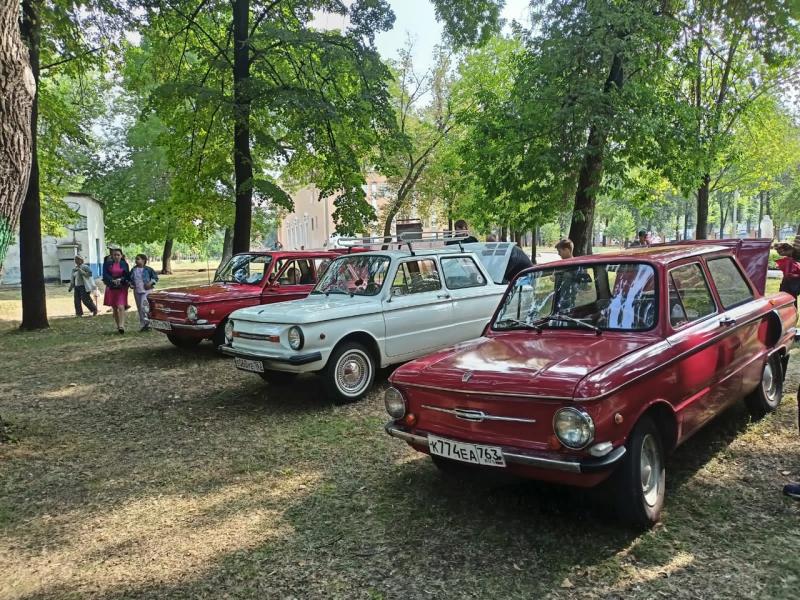 В одном из парков Самарской области разместили выставку ретроавтомобилей
