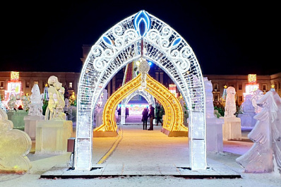 На площади имени Куйбышева в Самаре открыли ледовый городок и 8 локаций "Сказочного леса"