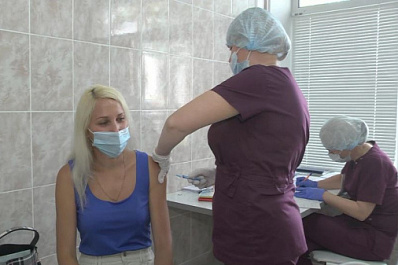 В центральной больнице Новокуйбышевска вакцинацию от COVID-19 проходят до 400 человек в день