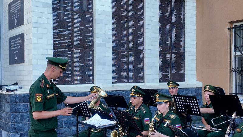 Зрители танцевали и подпевали: в центре Самары военный оркестр выступил под открытым небом