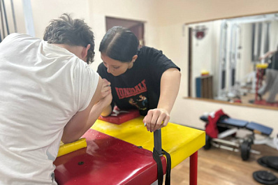 "Не хотела накачанные руки": девушка из Самарской области стала бронзовой призеркой мирового первенства по армрестлингу