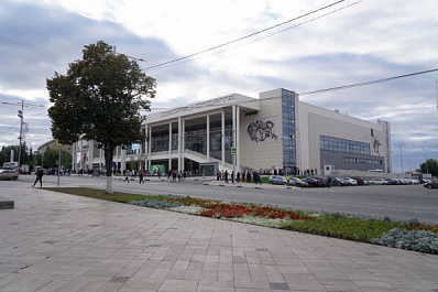 Лучший новичок финала КХЛ Тахир Мингачев презентует Кубок Гагарина в самарском Дворце спорта 