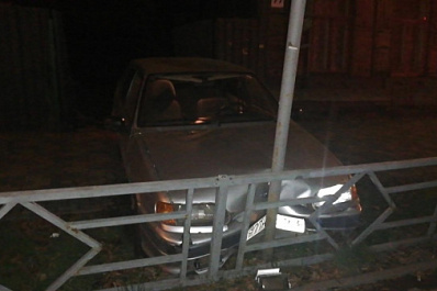 В Самаре мужчина забыл, как выехать со двора и разбил машину об ограждение