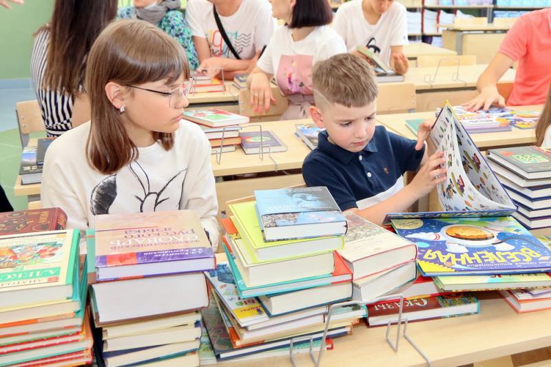 В Самаре дети получили более 200 книг от депутатов 