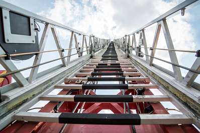 Мужчину с панической атакой спустили с крыши сибирские спасатели