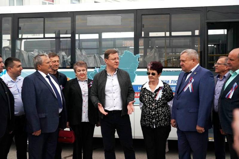 Дмитрий Азаров передал новые автобусы жителям Кинеля