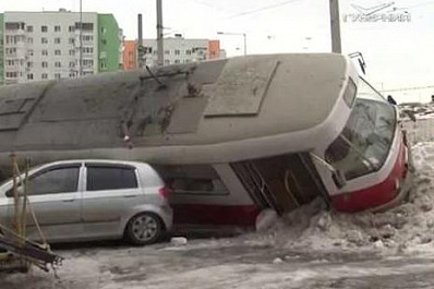 Директор ТТУ: водителям пострадавших от трамвая машин возместят ущерб