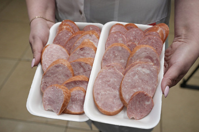 Биолог рассказал, опасен ли для организма "мясной клей"