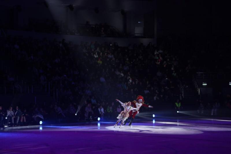 В Самаре для семей военнослужащих олимпийские чемпионы представили ледовое шоу "Щелкунчик"