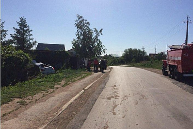 Пьяный водитель Opel влетел в забор и перевернулся в Самарской области