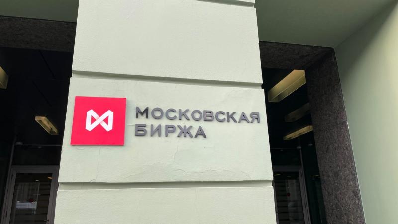 На Мосбирже возобновились торги на рынках валюты и драгметаллов