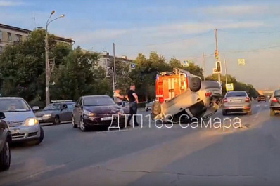 В Самаре на улице Гагарина в ДТП перевернулась легковушка