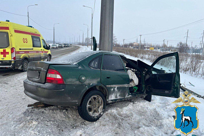 Стало известно о гибели водителя, влетевшего в столб на трассе в Самарской области