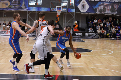 Баскетбольная "Самара" проиграла в Ярославле