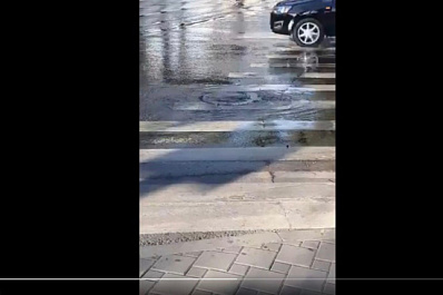 В Самаре на проезжей части забил гейзер