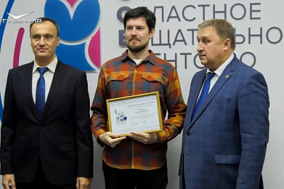 Член Общественной палаты РФ Павел Покровский наградил сотрудников телеканала "Губерния"